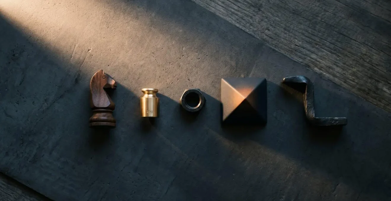 Professionelle Aufnahme, die das Konzept strategischer Marketingentscheidungen und Priorisierung symbolisiert